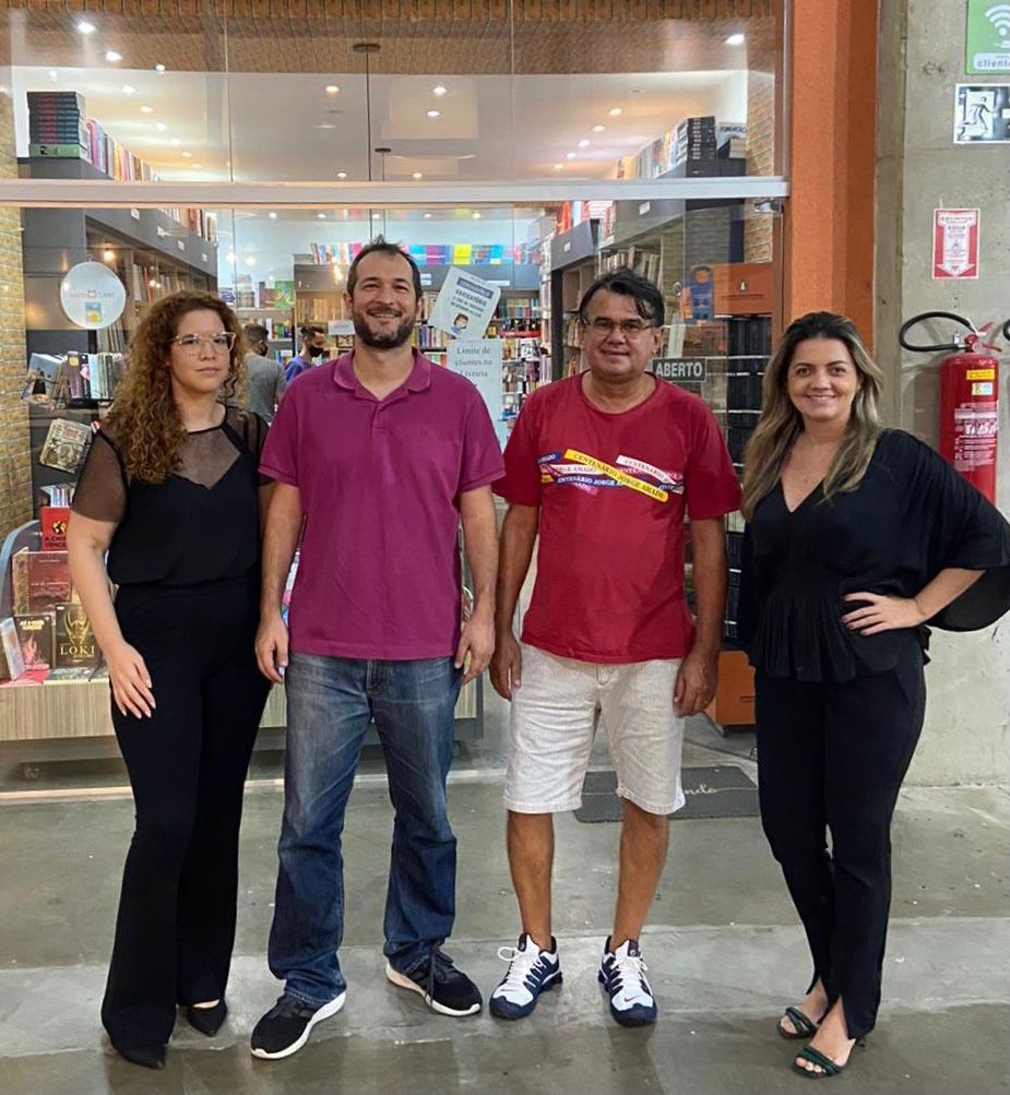 Diretoras do Shopping, Maria Elisa Bezerra e Larissa Marinho com o escritor Carlos Fialho